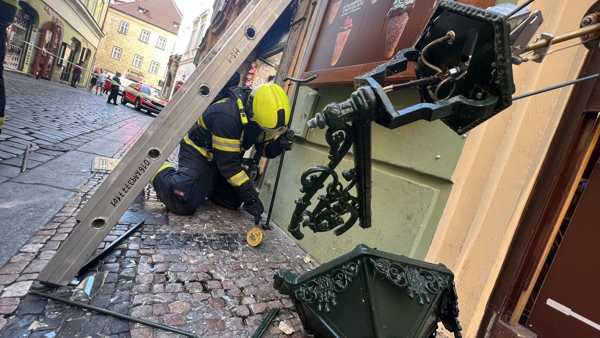 Náklaďák urazil plynovou lampu v srdci historického centra Prahy